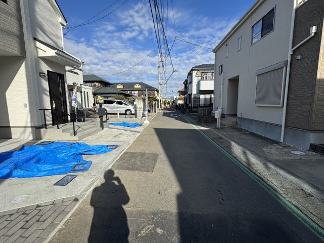 松戸市松飛台新築戸建【松飛台第二小学校：2分】の前面道路含む現地写真|東側前面道路