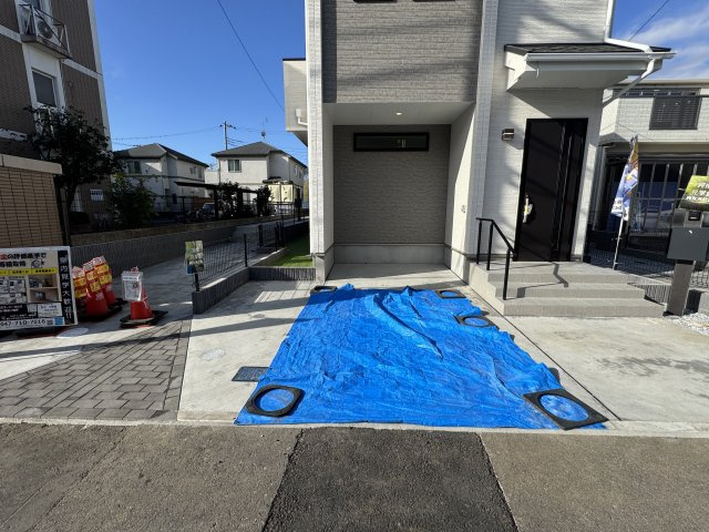 松戸市松飛台新築戸建【松飛台第二小学校：2分】の前面道路含む現地写真|Ｃ号棟駐車スペース