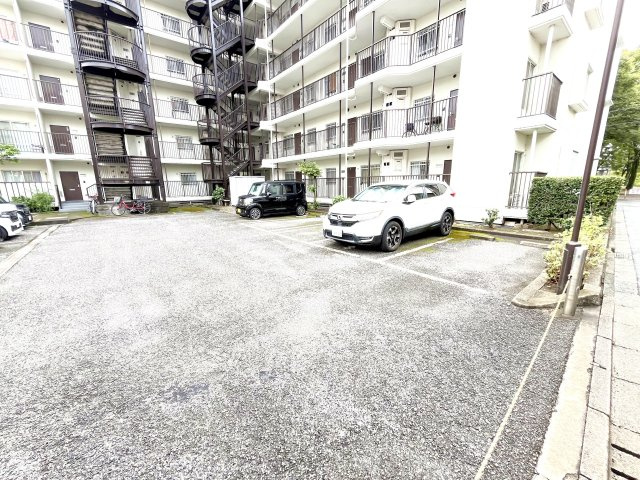 コスモ町屋の駐車場