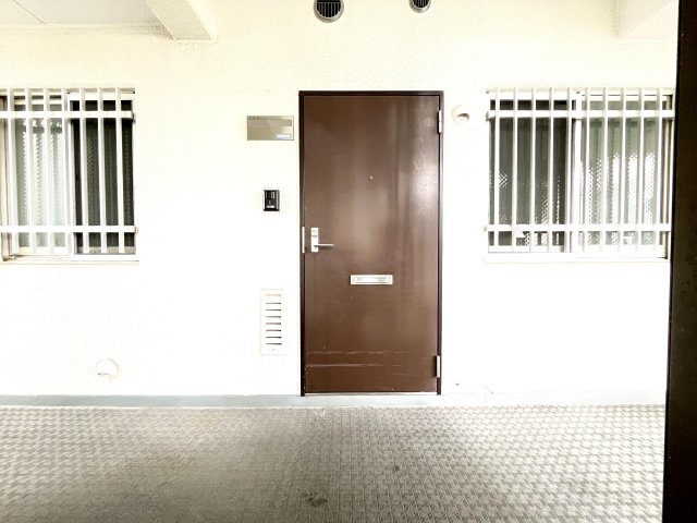 コスモ町屋の玄関