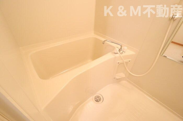 ヴィラデルニエの浴室|落ち着いた空間のお風呂です