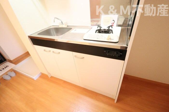 ヴィラデルニエのキッチン|コンパクトなキッチンで掃除もラクラク