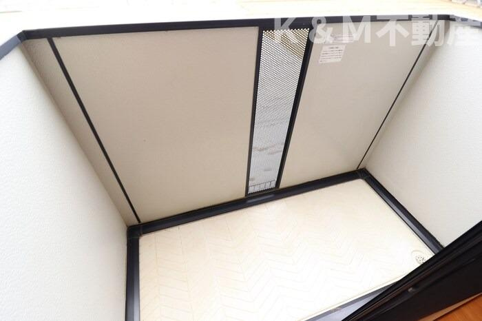 ヴィラデルニエのバルコニー|開放的で明るい空間を演出してくれるバルコニーです