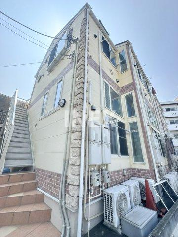 横浜市鶴見区下末吉２丁目のアパートのエントランス
