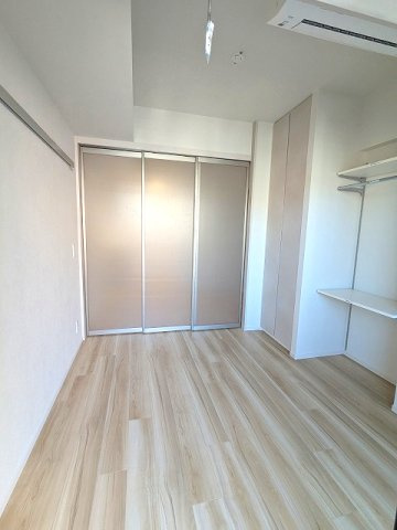 LEFOND PROGRES田原町の設備|洋室、バルコニーに面した明るい室内、エアコン・クローゼット