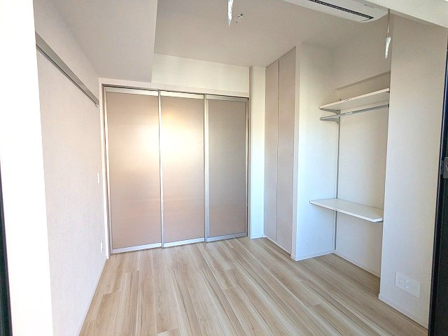 LEFOND PROGRES田原町の設備|洋室、バルコニーに面した明るい室内、エアコン・クローゼット