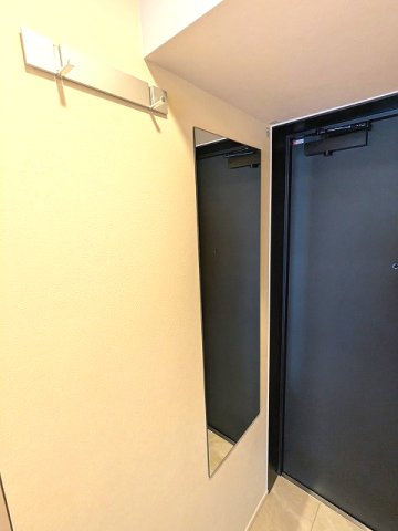 LEFOND PROGRES田原町の設備|ディンプルキーのダブルロックセキュリティ、姿見鏡付、コートフック付、人感センサー付き玄関ライト