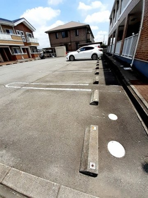 【駐車場】 | プラティークレーブⅢ | 車をお持ちの方に嬉しい駐車場付きの物件です