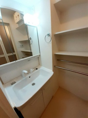 【洗面所】 | ヴィスキオ大蔵海岸 | 明るい洗面所です