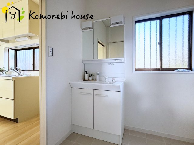 川島町三保谷宿　中古一戸建ての独立洗面台|朝の支度にも助かる、独立の洗髪洗面化粧台