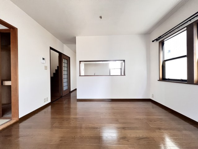 藤原台中町6丁目戸建の居間・リビング