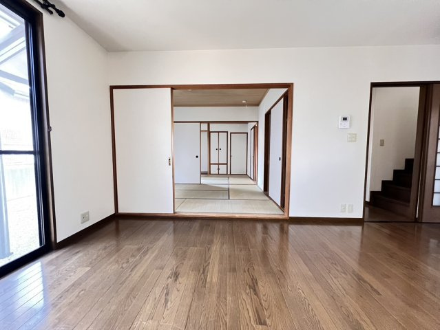 藤原台中町6丁目戸建の居間・リビング