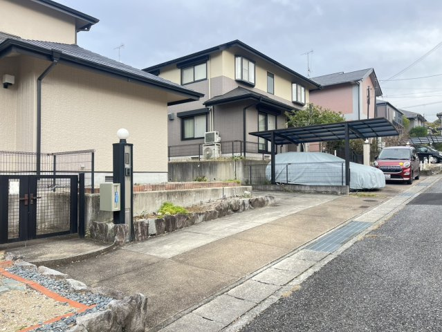 藤原台中町6丁目戸建の駐車場
