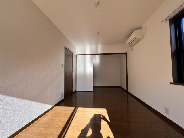 藤原台中町6丁目戸建の居間・リビング