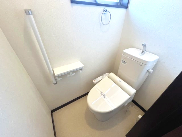 所沢市久米　中古戸建のトイレ|落ち着いた色調のトイレです