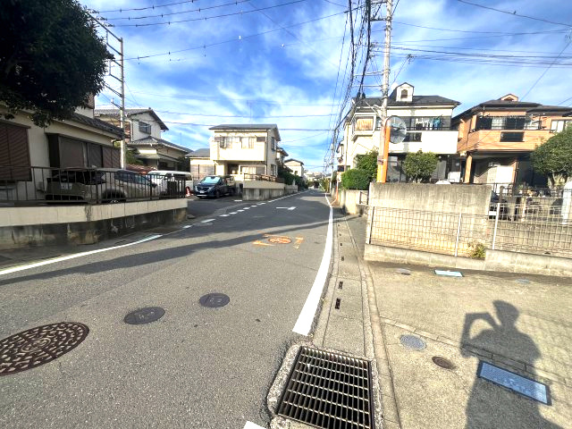 所沢市久米　中古戸建の前面道路含む現地写真|前面道路含む現地写真です