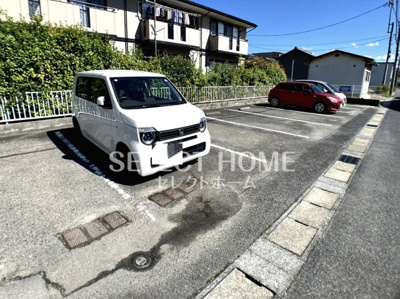 【駐車場】 | ハートホーム512 | 駐車場に車を止められます