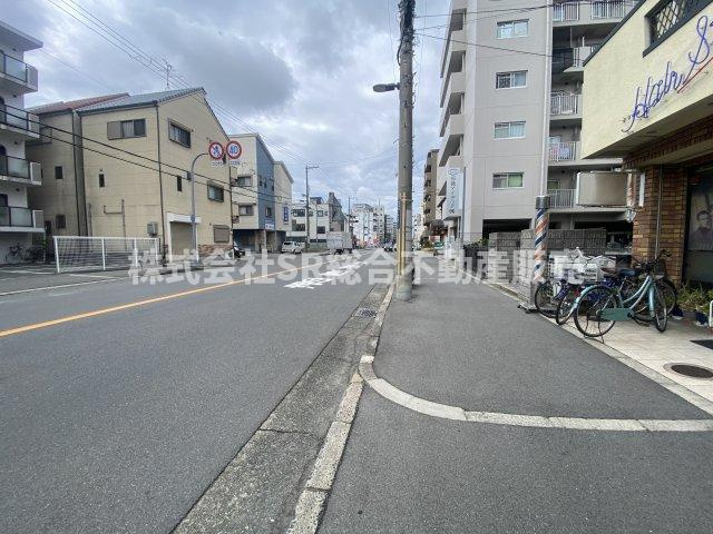 吉田7丁目中古戸建の前面道路含む現地写真|前道15.6ｍと広く駐車がしやすく。お車のアクセスも便利です♪