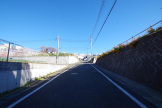 【前面道路含む現地写真】 | 【仲介手数料無料！！】稲城市平尾4丁目　新築戸建て（全2棟）1号棟　6680万円
