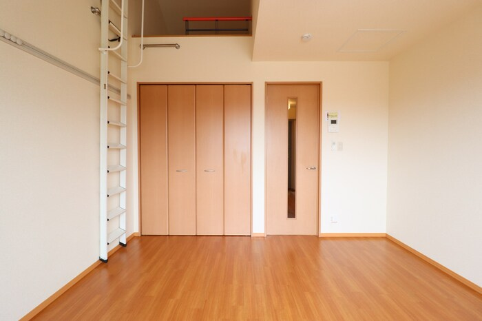 ヴィラデルニエの居間・リビング|洋室８帖