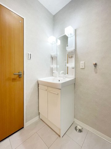 ハイツみずほA棟の独立洗面台|独立洗面台あり、毎朝おしゃれに忙しい女性の方におすすめです