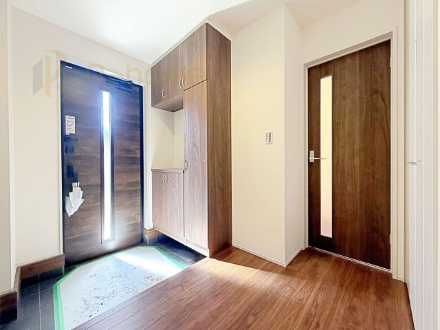 第2つくば市城山　新築戸建て　1号棟の玄関|気持ちよくご家族やゲストを送迎できる穏やかな雰囲気の玄関♪大きな下駄箱で玄関廻りスッキリ♪