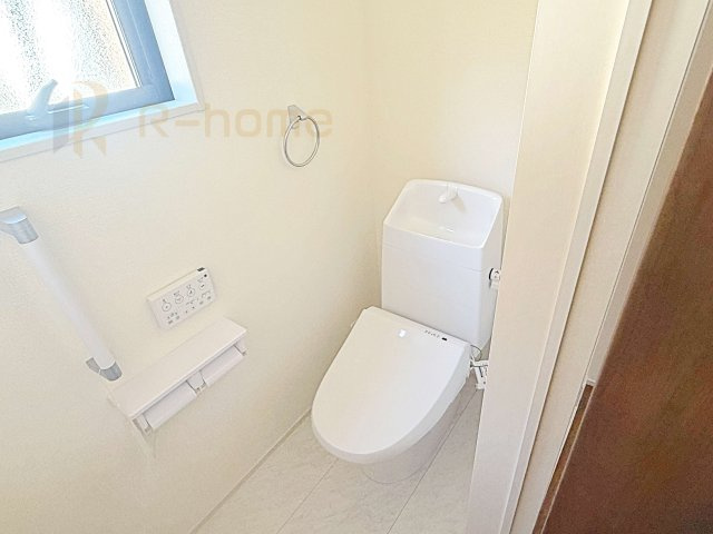 第2つくば市城山　新築戸建て　1号棟のトイレ|温水洗浄便座付きのトイレ。
トイレが２ヵ所設置で朝の忙しい時間でも安心です。