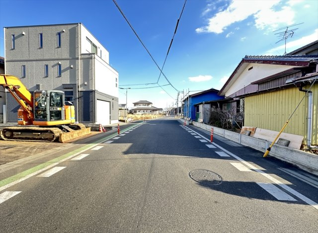 【前面道路含む現地写真】 | 志木市中宗岡5丁目　建築条件なし売地　全5区画　(志木本店) | 南西側7.7ｍ公道は交通量が少ないので車の出し入れもスムーズに行えます。