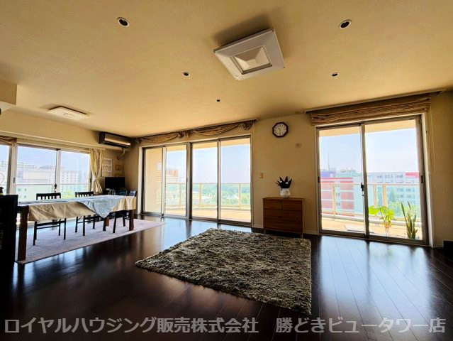 2面開口の採光・通風に優れたリビングダイニング。
ワイドなサッシュが採用されており開放感が御座います。（床暖房設備有り）