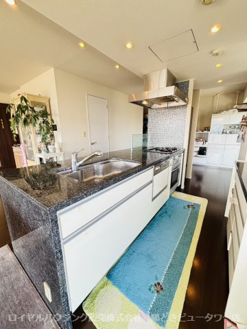 開放感あるオープンキッチン、天板には人造大理石使用、
水栓一体型浄水器、ビルトイン食洗機、ビルトインガスオーブン付き