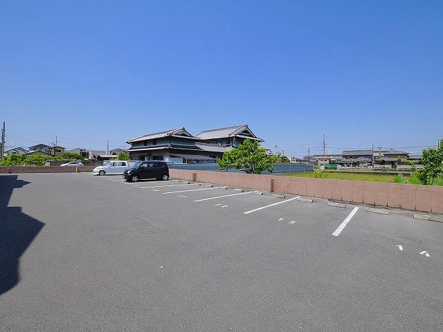 ラ・セゾンの駐車場|駐車スペースもあります
