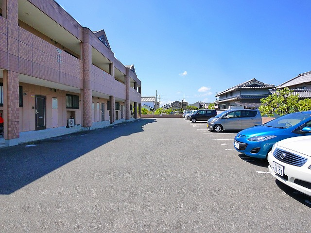 ラ・セゾンの駐車場|駐車場に車を止められます