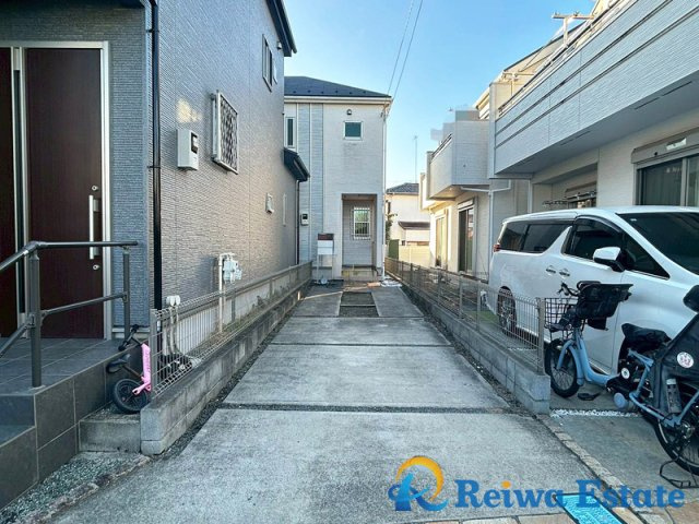 中古戸建　茅ヶ崎市室田1丁目の駐車場|駐車スペース2台で来客の際も安心です。