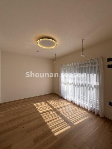 【玄関】 | 全てのお部屋に窓があり、開放感あります！
