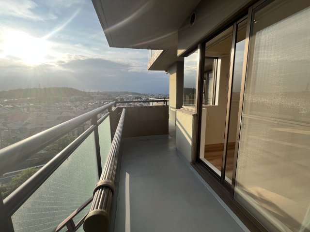リーベスト所沢のバルコニー|暖かな日差しのふりそそぐバルコニー