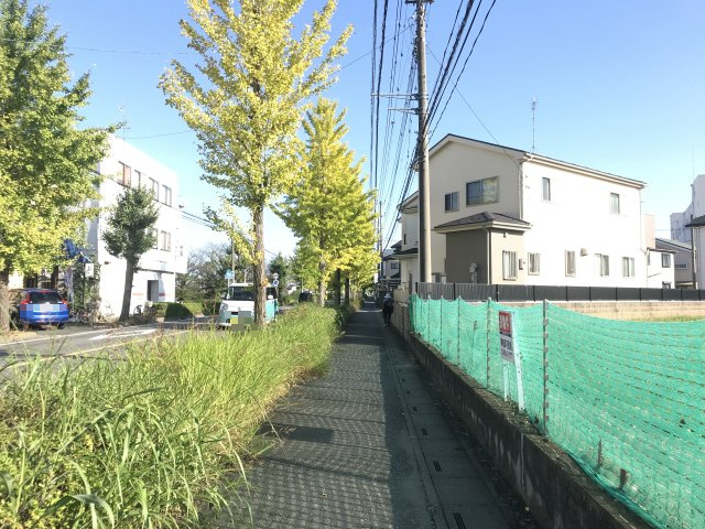 鴻巣市筑波2丁目の売地の前面道路含む現地写真