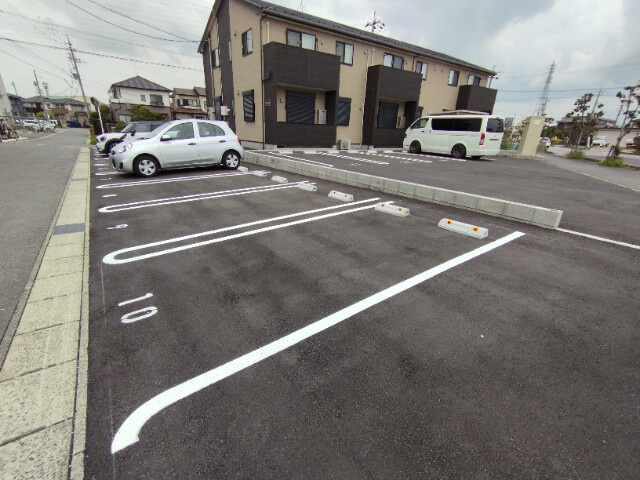 ドミール彩の駐車場