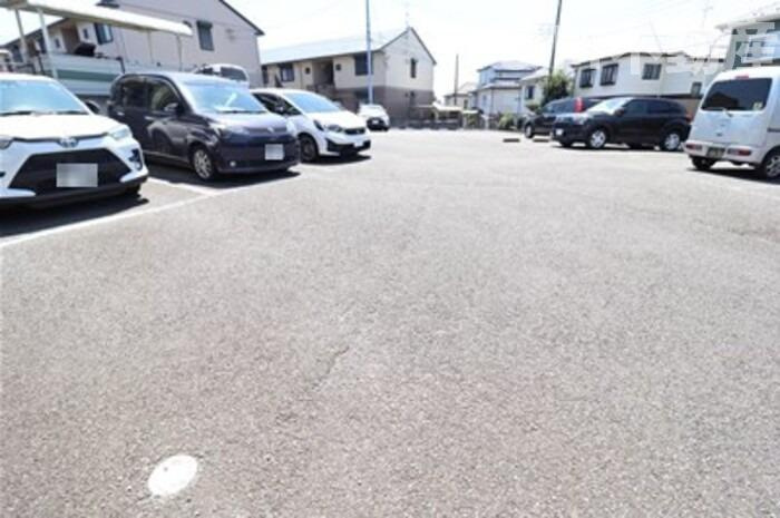 グリーンシャトルDの駐車場|駐車場があるので、車を買う予定の方も安心です