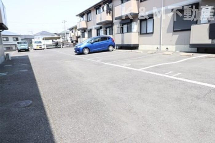 グリーンシャトル Bの駐車場|車をお持ちの方に嬉しい駐車場付きの物件です