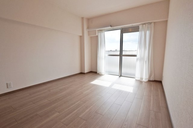 香枦園スカイハイツの洋室|-洋室（6.8帖）-シンプルな間取りになっているのでどんな家具でも合います。家具や敷物のカスタマイズを楽しめます！