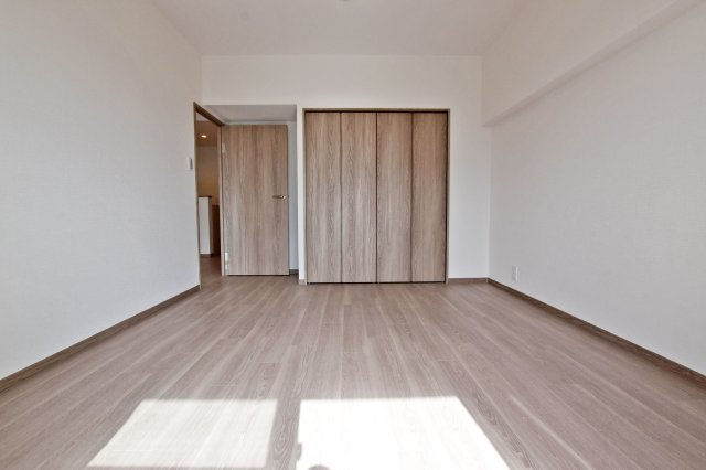 香枦園スカイハイツの洋室|-洋室（6.8帖）-　枕棚とハンガーレール付き収納は衣服だけでなく、大きな荷物も十分に収納できます◎