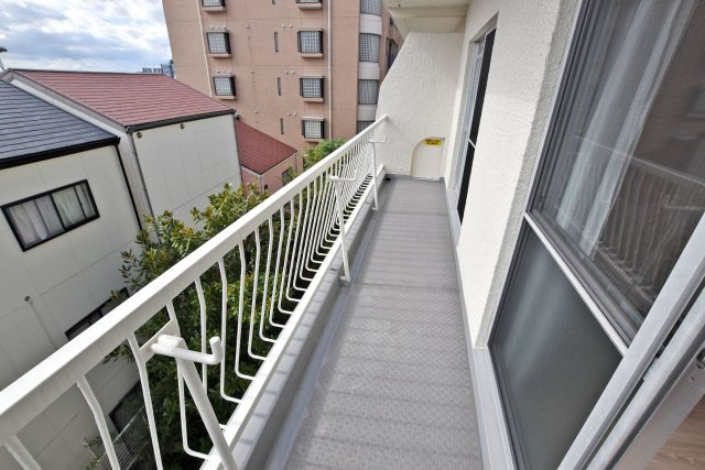 香枦園スカイハイツのバルコニー|南向きの為、日当たり良好です。陽射しを遮られる心配がなく、青々とした空を望むことができますよ。新生活をお考えの方にピッタリなお部屋です。