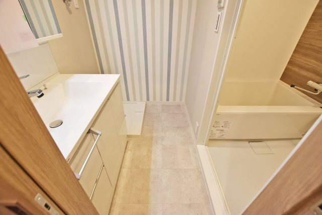 香枦園スカイハイツの脱衣所|洗面室入ってすぐの内観写真です。
CF張替済で洗濯パンや洗濯用水栓も新調済です。