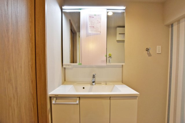 香枦園スカイハイツの独立洗面台|明るい洗面化粧台で、毎朝の支度もはかどります。 鏡裏と洗面台下に収納があり、日用品やスキンケア用品などもたくさんしまえてすっきりとした空間を保つことができます。