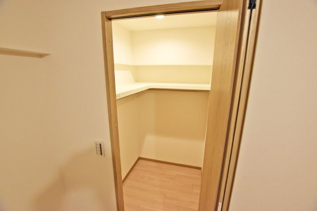香枦園スカイハイツの収納|-洋室（6帖）-
ダウンライト付きのWICLを備えており、プライベート用品をすっきり収納することが出来ます。