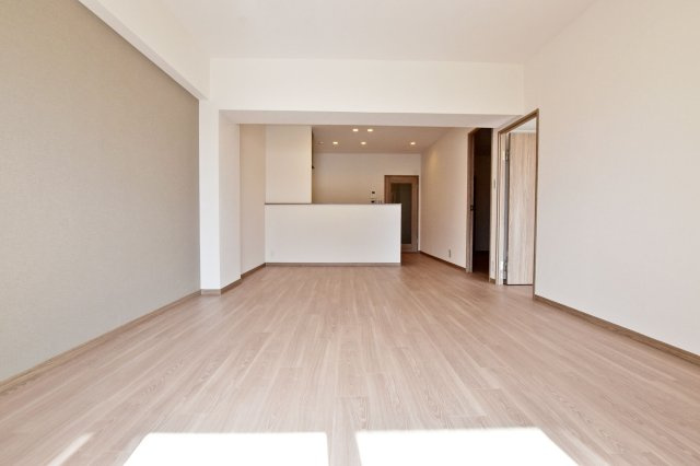 香枦園スカイハイツの居間・リビング|明るい陽が差し込む広々としたリビングは家族のコミュニケーションが自然に増える間取りです。ダイニングテーブルやソファーを設置しても十分な広さとなっております。