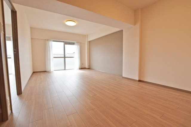 香枦園スカイハイツの居間・リビング|間口いっぱいの大きな窓から陽ざしが入り明るいLDK空間です。 リフォームの際にクロス・フローリング張替済の為、室内大変美麗です。 ぜひ一度、ご内覧ください。