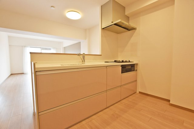 香枦園スカイハイツのキッチン|収納豊富×機能性充実のシステムキッチン◎ 3口コンロとグリル付きで、お料理の幅が広がる嬉しいキッチンです。新生活をピカピカのキッチンでスタートできるのは嬉しいですね！