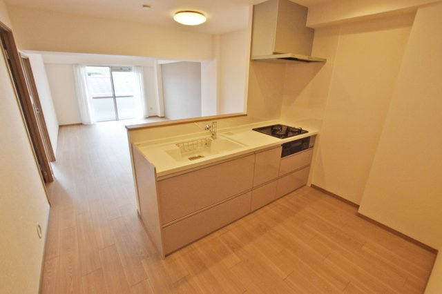 香枦園スカイハイツのキッチン|リビング・ダイニングが見渡せる対面式キッチン。 開放感があり、リビングダイニングの空間がより広く感じられますね。