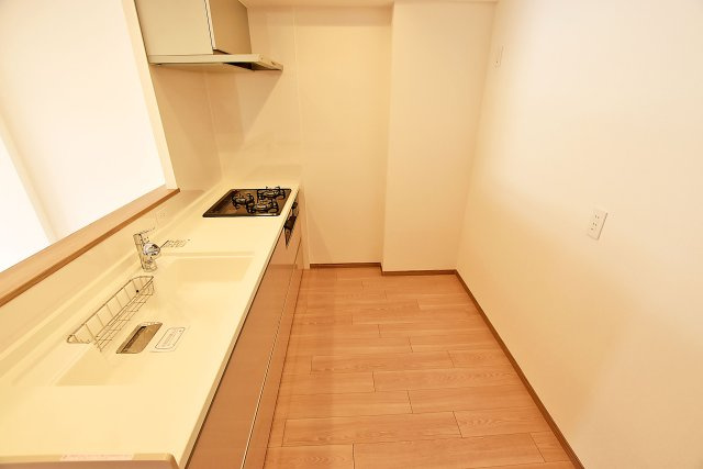 香枦園スカイハイツのキッチン|背面に冷蔵庫やカップボードを設置しても、複数人でキッチンに立っても窮屈感を感じることがない幅が確保されています。